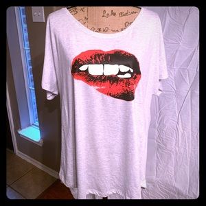 Women’s hi-low t-shirt